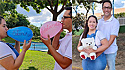 Casal é habilitado para adoção e comemora com ensaio fotográfico amador.