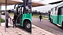 Motorista de ônibus bloqueia rua para jovem com deficiência atravessar.