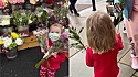 Criança pede para que a mãe compre flores para ela poder presentear desconhecidos.