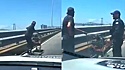 Polícia ajuda homem morador de rua a atravessar ponte movimentada em Florianópolis.