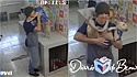 Funcionário é flagrado por câmera de segurança dançando com cachorro em pet shop.