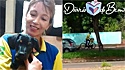 Entregadora dos Correios carrega ração para alimentar cães de rua durante o trabalho.