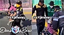 Policiais mexicanos carregam idosa que não consegue caminhar até o posto de vacinação para se vacinar contra o coronavírus.