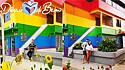 A comerciante Adriana Menegueli Fonseca pintou a sua casa, onde também funciona o seu comércio, com as cores da bandeira LGBTQIA+ em homanegem ao seu filho homossexual, Bruno Menegueli Fonseca. 