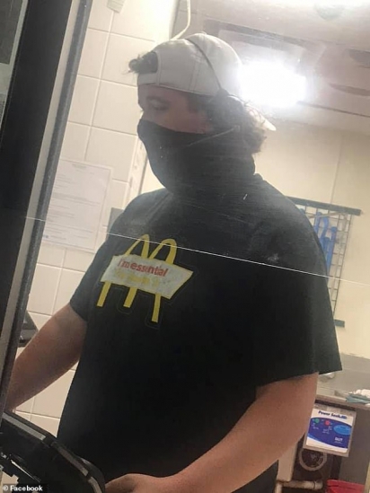 Wyatt Jones, funcionário do McDonalds, pagou pela comida de Brittany Reed depois que a mãe percebeu que ela havia deixado a carteira em casa. (Foto: Facebook/Brittany Reed)