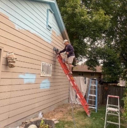 A comunidade se reuniu para realizar o sonho de Tim Gjoraas de pintar a casa de azul para a sua esposa. (Foto: Facebook/Tim Gjoraas)
