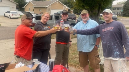 Com a tarefa concluída, Tim Gjoraas segura uma cerveja Budweiser para brindar com a equipe de voluntários. (Foto: Facebook/Tim Gjoraas)