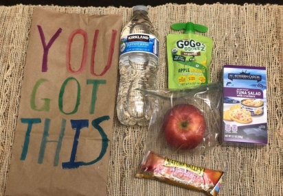 O saco contém: sanduíche, 1 xícara de compota de maçã ou bolsa de atum e 1 barra de granola embalada. (Foto: Eagle Mountain/Saginaw ISD)