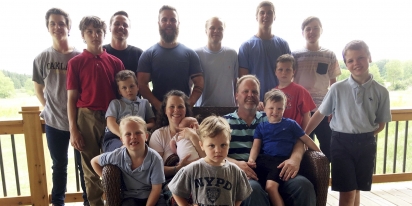 Nesta foto de 30 de maio de 2018, a família Schwandt posa para uma foto em sua fazenda em Lakeview, com seus 14 meninos. (Foto: Mike Householder / AP)