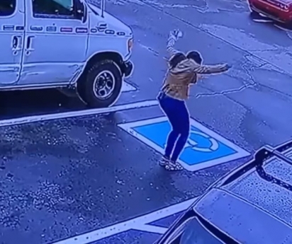 Mulher dança em estacionamento ao sair da entrevista de emprego. (Foto: Reprodução Facebook/DaKara Spence)