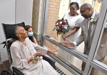 O casal pediu permissão para o asilo se poderiam se casar no pátio da residência no dia 10/10/20, para que Dorothy pudesse participar da cerimônia. (Foto: Facebook/MJHS Health System)