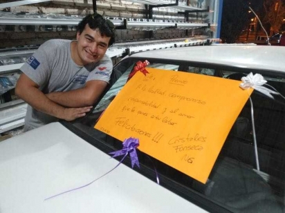Franco feliz com o presente que ganhou do chefe. (Foto: Facebook/Cristales Fonseca)