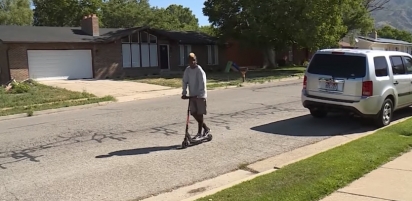 Ty sempre é visto na vizinhança andando com sua scooter. (Foto: Reprodução Facebook/@MikeAndersonKSL)