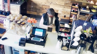 A idosa perdeu sua carteira com os documentos quando estava saindo de uma cafeteria com a sua neta. (Foto: Reprodução/NBC)