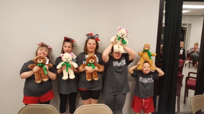 Crianças que foram beneficiadas com o projeto The Bear Hug.