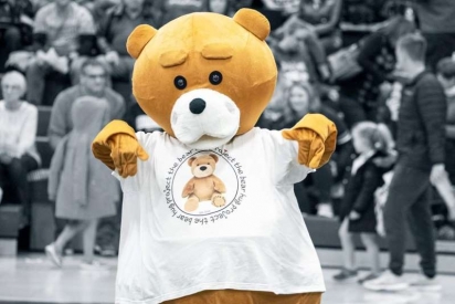 Noel Schoessow de Menomonee Falls, Wisconsin, Estados Unidos iniciou uma organização sem fins lucrativos, The Bear Hug Project, que compra ursos de pelúcia da Oficina Build-A-Bear para crianças hospitalizadas. Desde a sua criação em 2011, mais de 3.000 ursos foram doados.