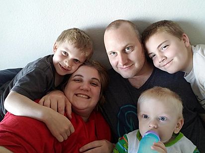 April DiDonna com seus filhos e o falecido marido.