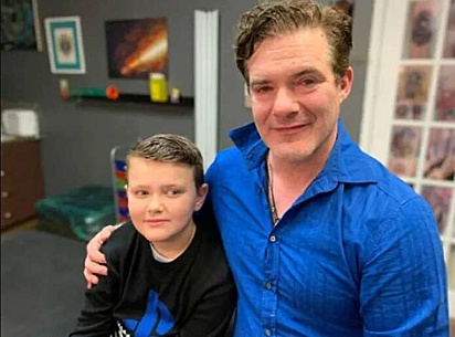 Derek Prue Sr. surpreendeu seu filho com uma tatuagem que combinava com a marca de nascença de seu filho para que o menino de oito anos não se sentisse mais desconfortável na piscina. (Foto: CBC/David Bajer)