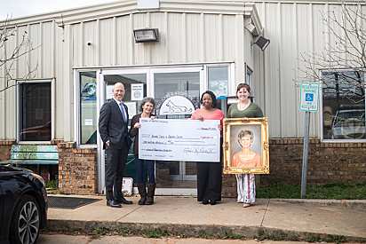 John Ross IV, Brenda Williamson, TyRhonda Henderson e Jazzlyn seguraram um cheque cerimonial de US $ 1 milhão doado em nome do Neva Nell McCormick Trust. 