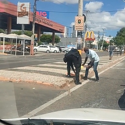 O policial já foi flagrado em outra vez, ajudando crianças atravessarem a rua.