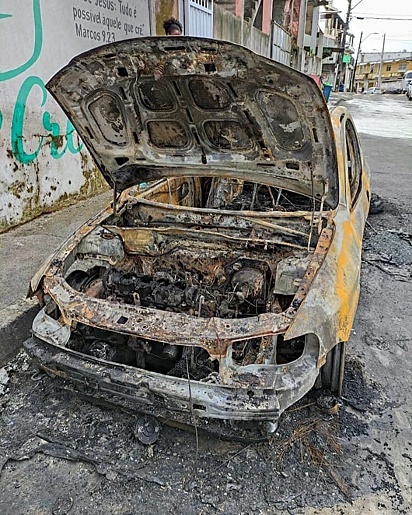 O carro do jovem foi incendiado na semana passada.