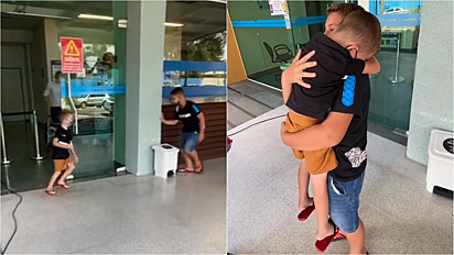 Irmãos se dão abraço caloroso em saída de hospital.