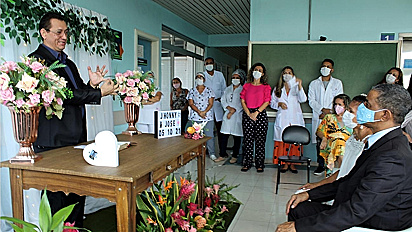 Equipe de hospital organiza casamento de paciente do pré-operatório cardíaco.
