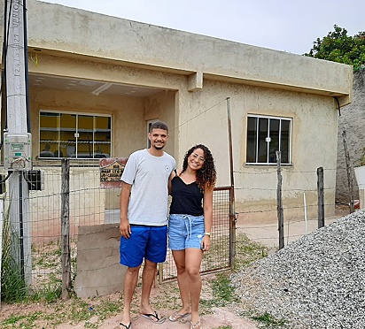 O casal construiu a casa com as próprias mãos.