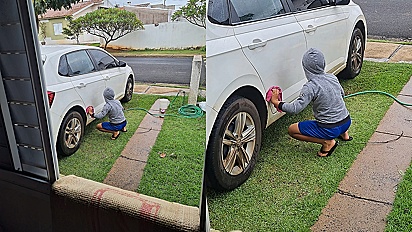 Criança lava o carro para ajudar mãe.
