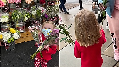 Criança pede para que a mãe compre flores para ela poder presentear desconhecidos.