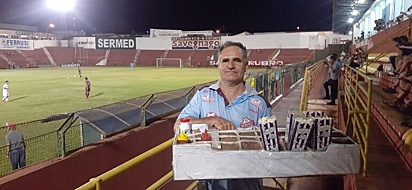 Maurício vende pipoca em estádio de futebol para ajudar animais resgatados.