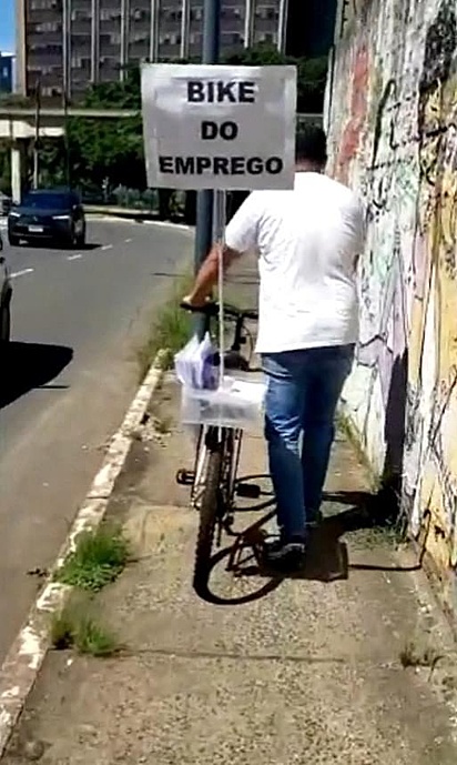 Kaká percorre as periferias de Porto Alegre para ajudar os desempregados.