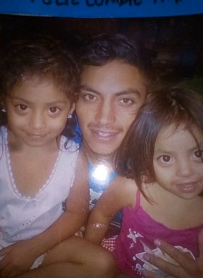 Juan com suas filhas.
