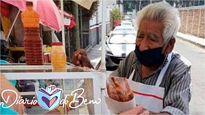 Dom Jerónimo, de 91 anos, se arrisca durante a pandemia para garantir o seu sustento com a venda de churros, batatas fritas e frutas. 
