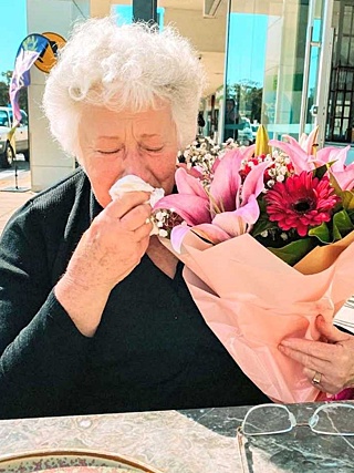 Desconhecida dá flores para idosa que chorava